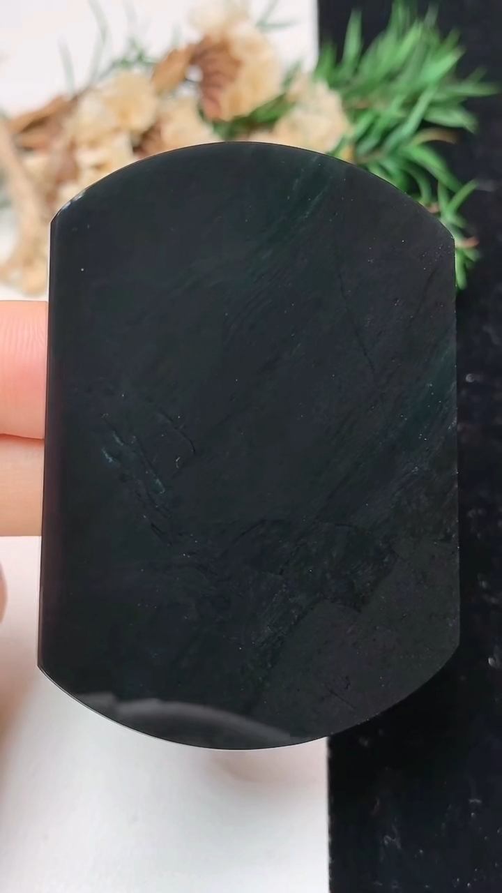 天然A货翡翠墨翠无事牌镶嵌件，尺寸58.3-42.3-4.8，重量:35.00g
4月15日