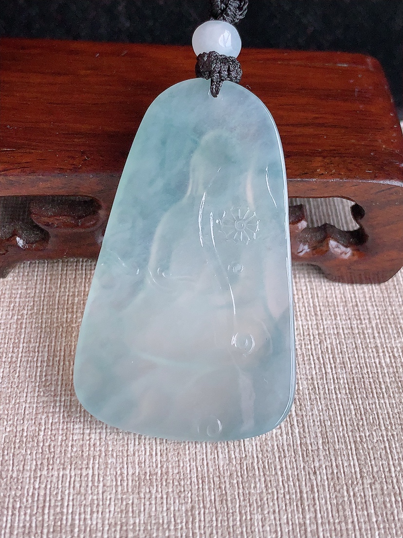 天然A货翡翠晴水观音吊坠 
尺寸55.5-33.8-5mm 重量24.35g 0414