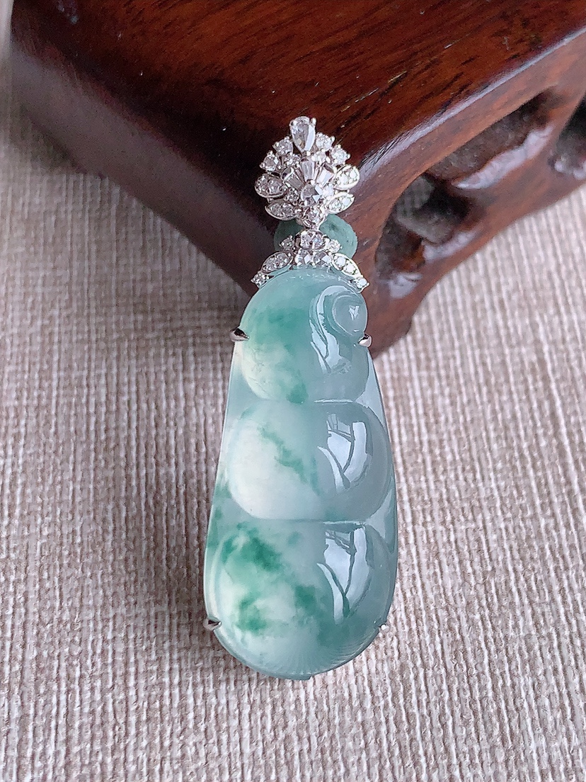 天然A货翡翠18K金伴钻镶嵌飘花四季豆福豆平安豆吊坠 
尺寸41.6-30-14.5-10.2mm 重量9.08g 0414