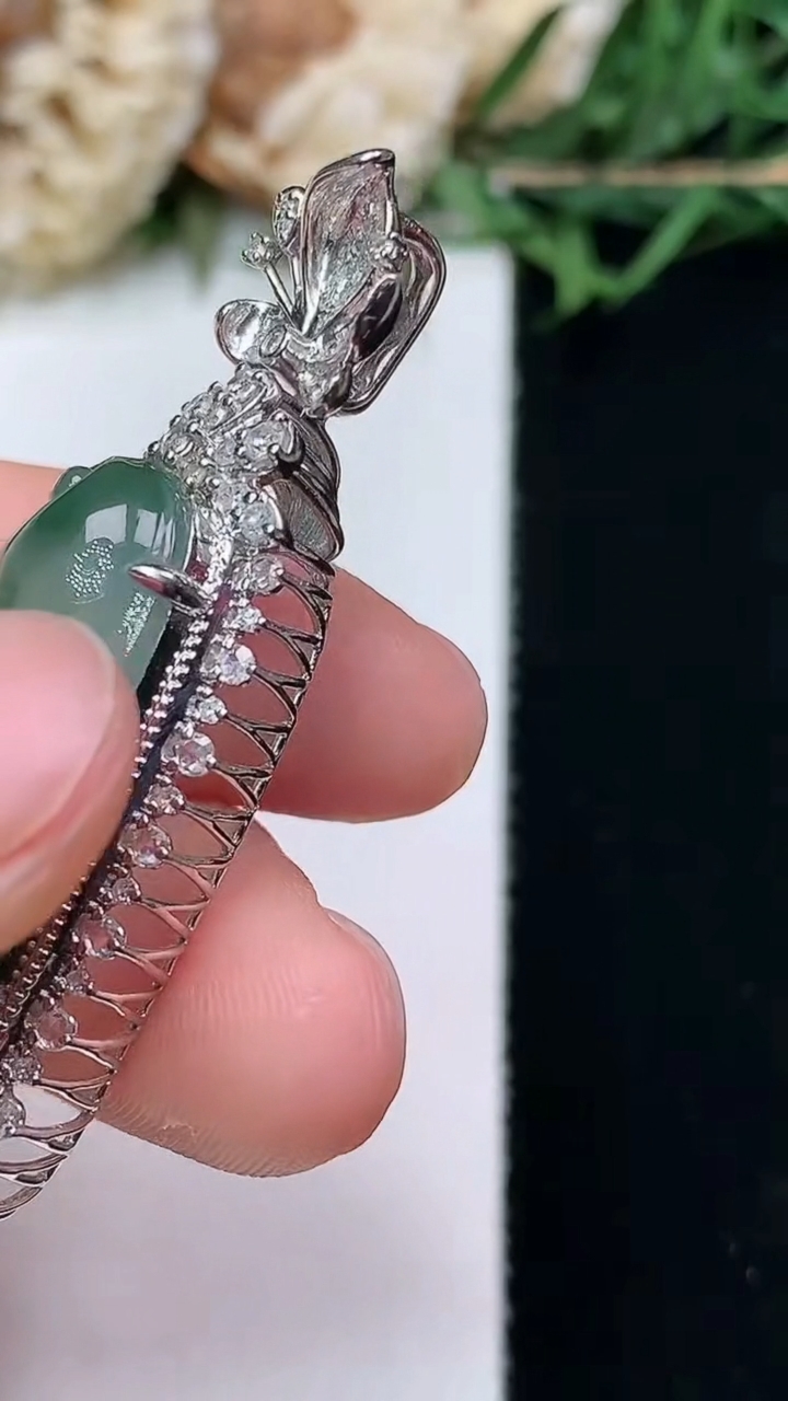 天然A货翡翠飘花福豆吊坠，尺寸46.3-18-11，裸石28.8-13.3，重量:7.37g
4月15日