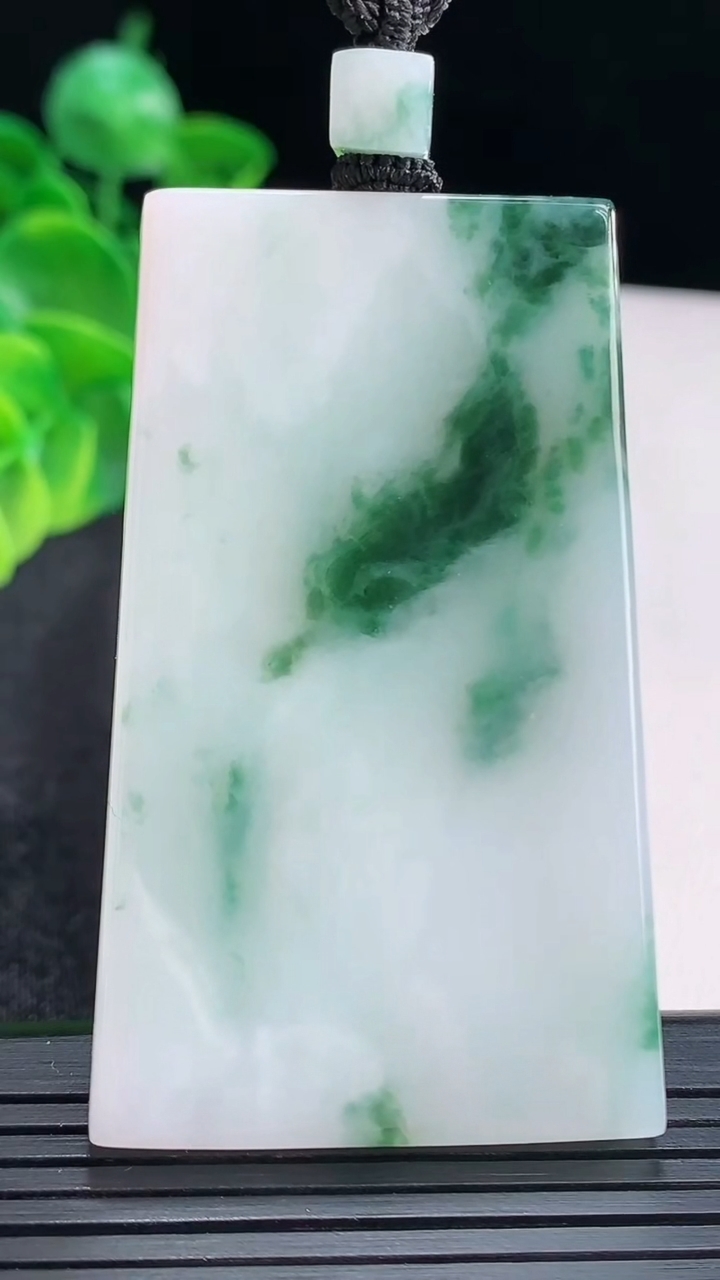 天然A货翡翠飘花无事牌吊坠尺寸59.5-35.6-5.6重量:44.09g
4月15日