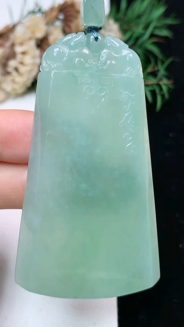 天然A货翡翠仿古无事牌吊坠，尺寸62.7-35.7-5.2，重量:30.00g
4月15日