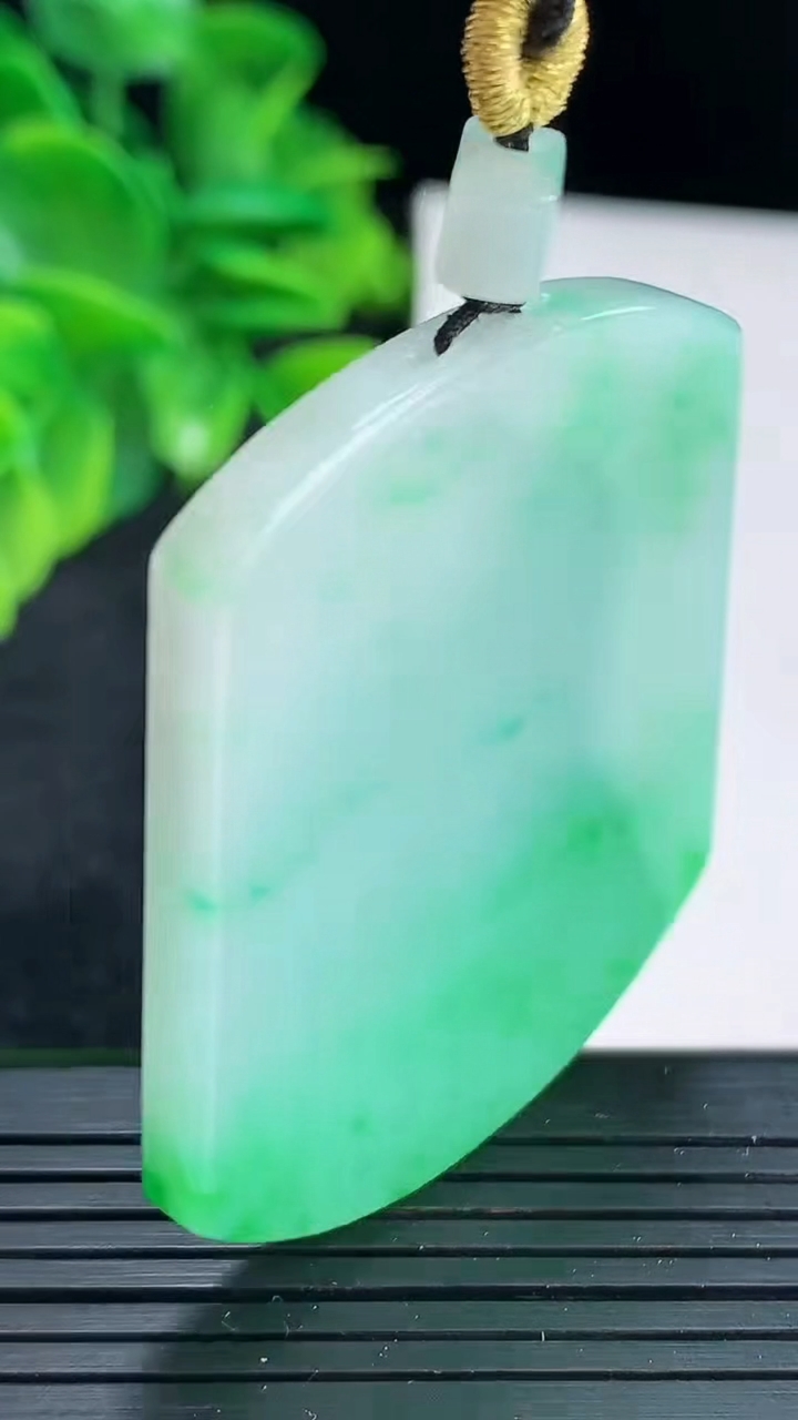 天然A货翡翠无事牌吊坠尺寸47.2-39.2-4.2重量:24.85g
4月15日