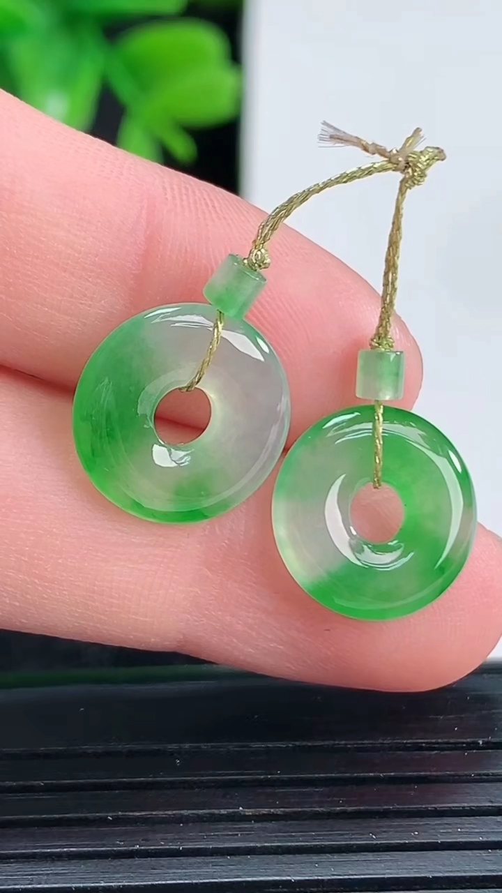 天然A货翡翠平安环吊坠一对尺寸12.3-2重量:1.52g
4月15日