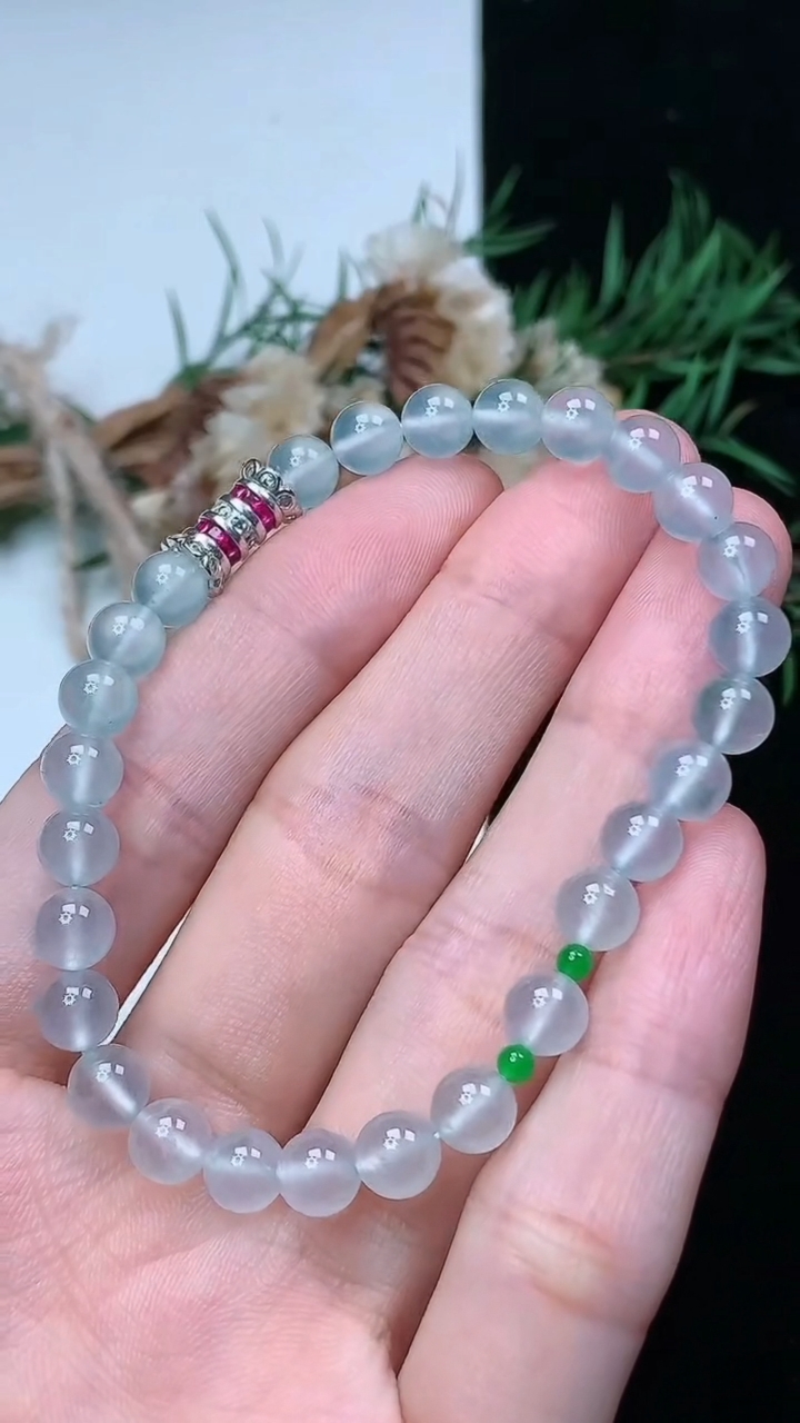 天然A货翡翠白冰圆珠手串，尺寸5.9-29颗，重量:11.00g4月15日
工厂直销收藏佳品,种好水足，色泽均匀，有种有色，上手高大气！