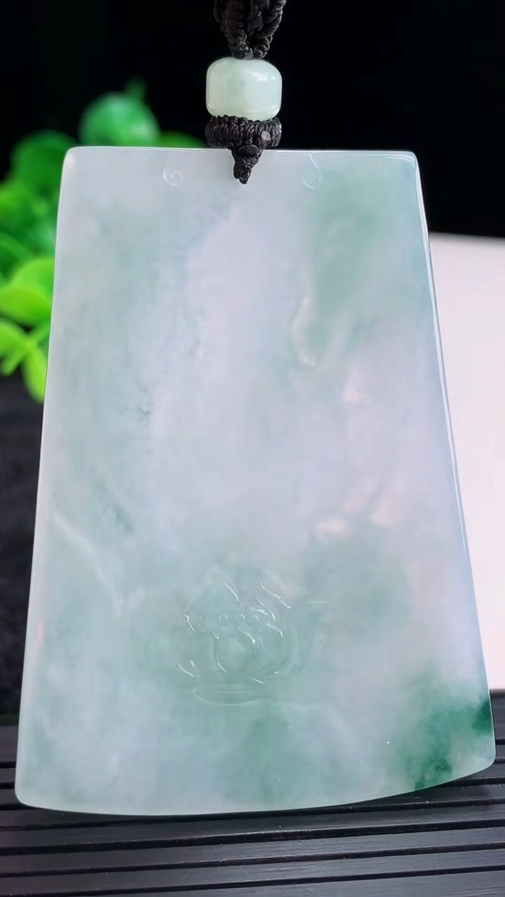 天然A货翡翠飘花千手观音吊坠尺寸64.9-47.6-5.5重量:44.71g
4月15日