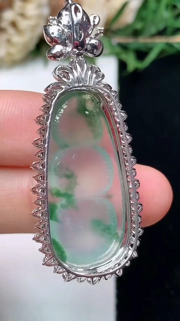 天然A货翡翠飘花福豆吊坠，尺寸46.3-18-11，裸石28.8-13.3，重量:7.37g
4月15日