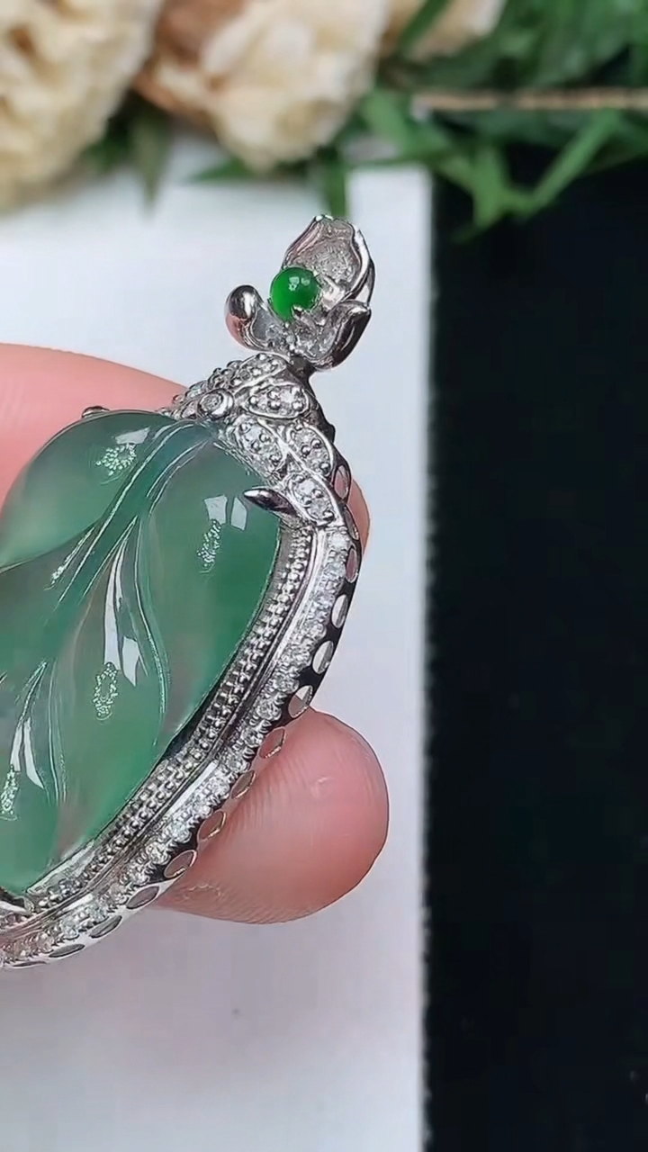 天然A货翡翠金枝玉叶 叶子吊坠，尺寸39.9-20.5-8，裸石25.5-16.7，重量:5.23g
4月15日