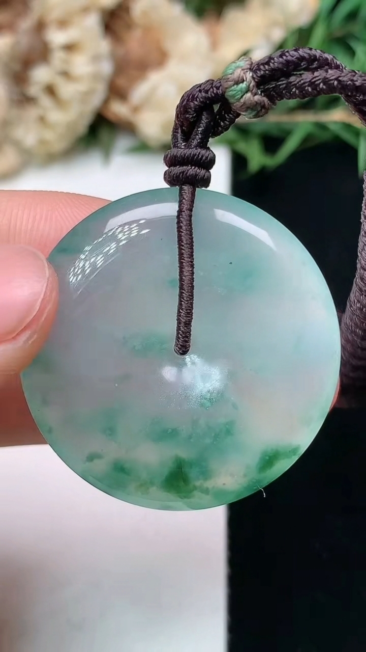 天然A货翡翠飘花平安扣吊坠，尺寸30.7-5.4，重量:12.16g
4月15日