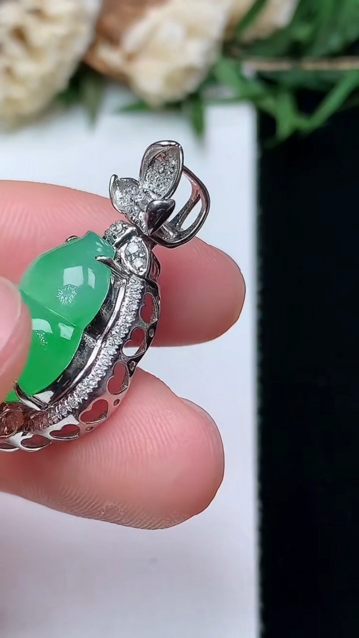 天然A货翡翠葫芦吊坠，尺寸27.6-14.6-9.3
4月15日