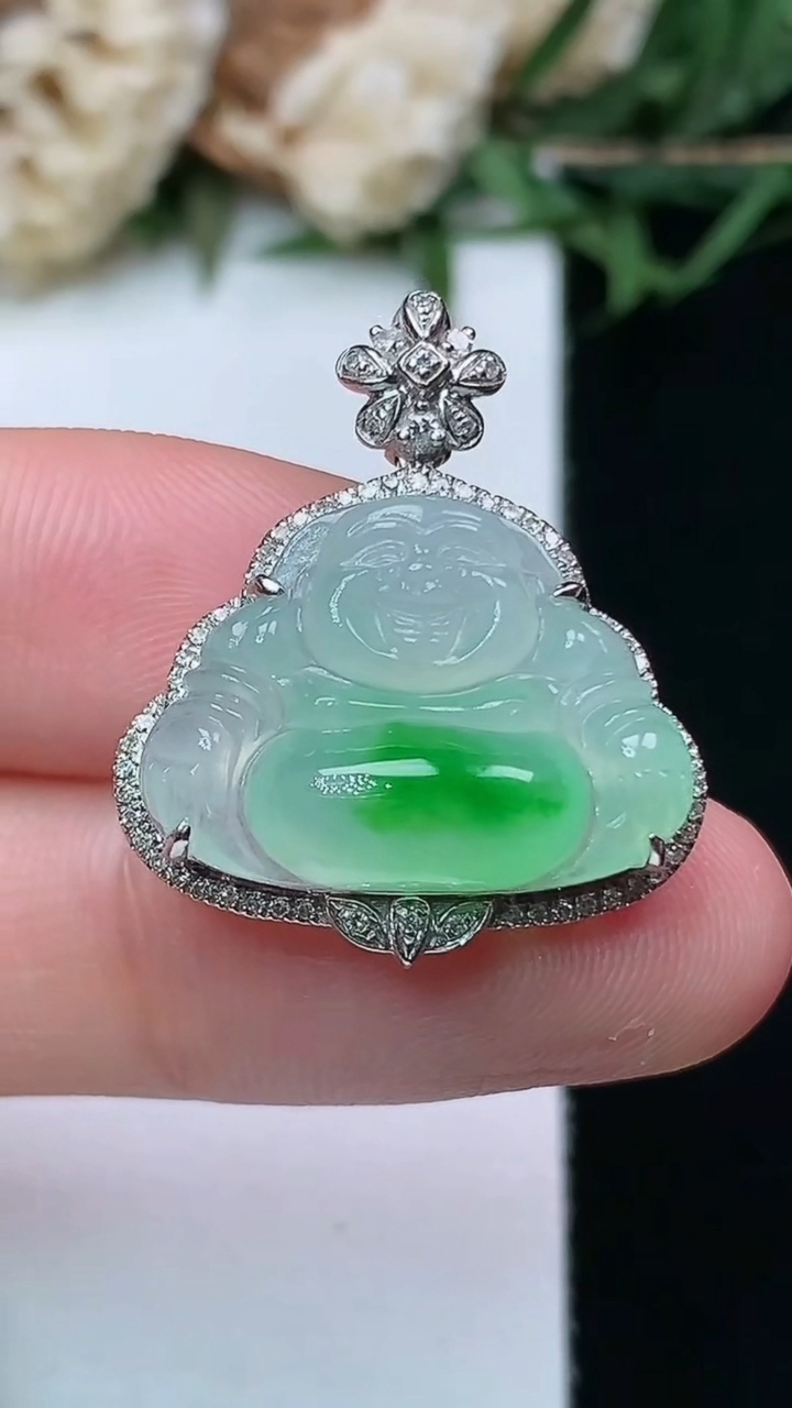 天然A货翡翠佛公吊坠，尺寸24.7-21.3-8.5，裸石14-18.8，重量:4.00g
4月15日