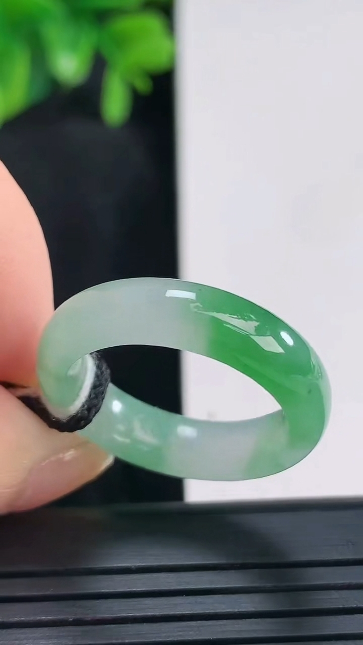 天然A货翡翠指环戒指尺寸18.7-5.6-3.5重量:4.14g2026年4月15日
工厂直销收藏佳品,种好水足，色泽均匀，有种有色，上手高大气！