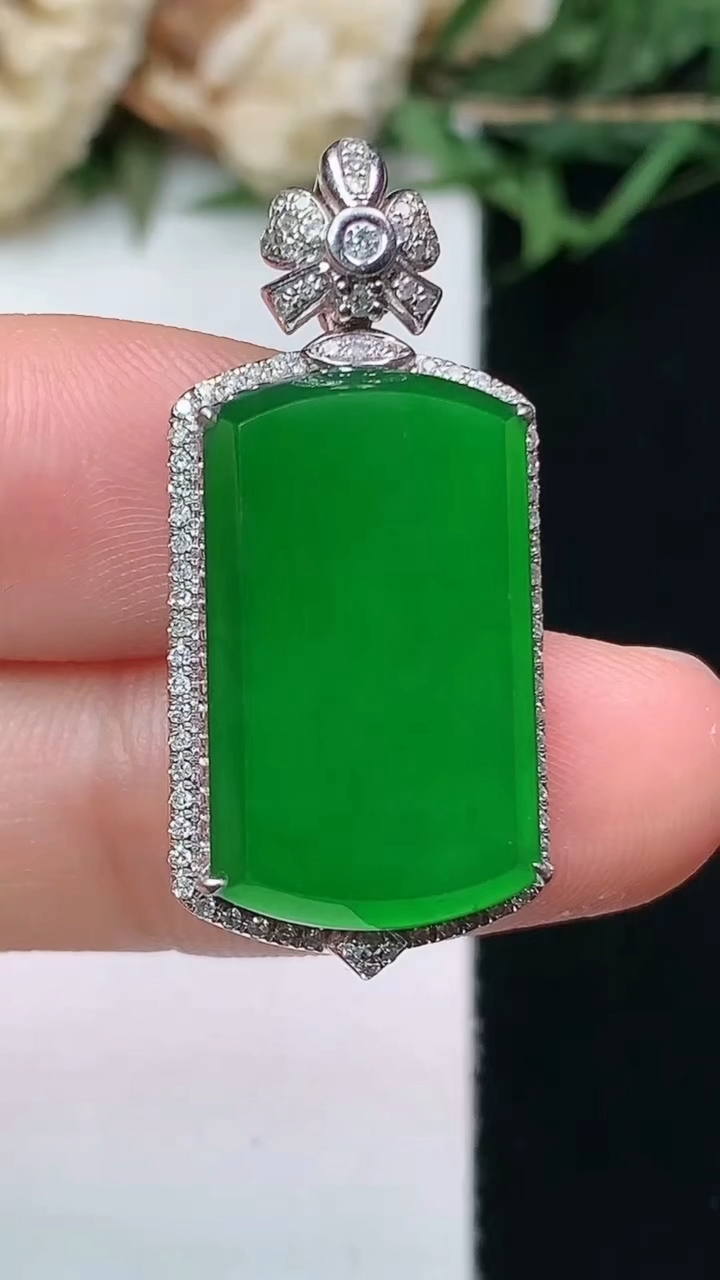 天然A货翡翠无事牌吊坠，尺寸30.9-14.2-6，裸石19.6-11.9
4月15日