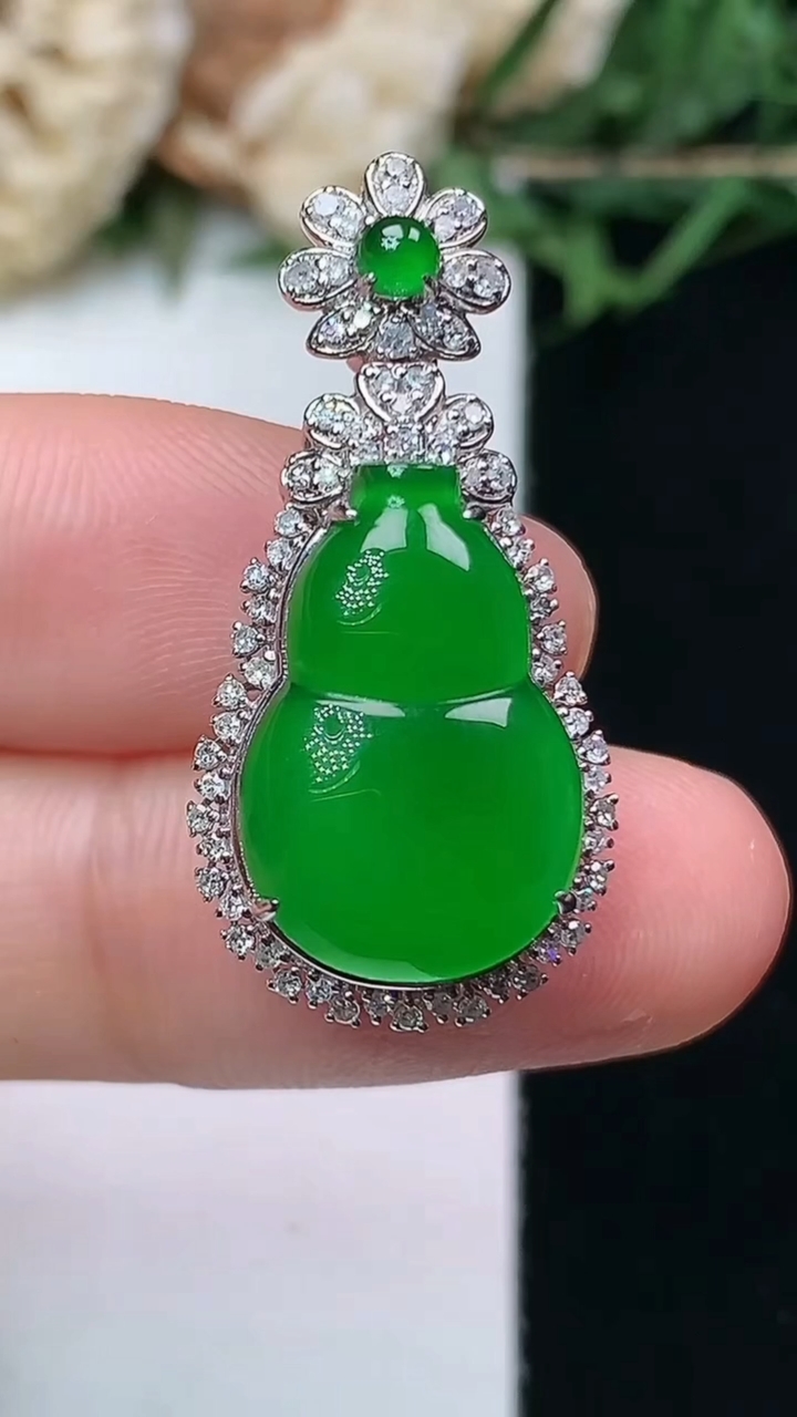 天然A货翡翠葫芦吊坠，尺寸29.8-14.5-10.6，裸石16.9-11.2，重量:3.73g
4