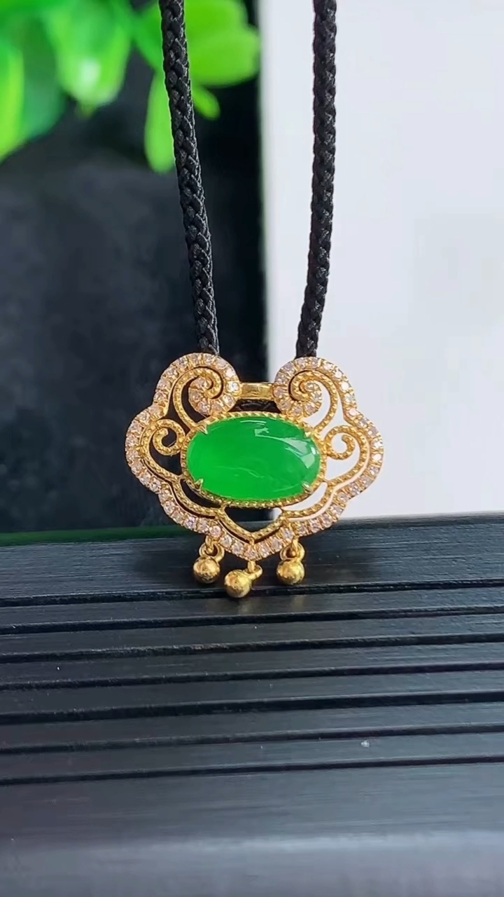 天然A货翡翠平安锁吊坠尺寸14.2-17.7-5.7裸石5.5-8.9重量:1.81g
4月15日