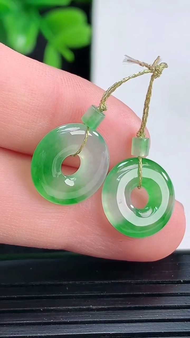 天然A货翡翠平安环吊坠一对尺寸12.3-2重量:1.52g
4月15日