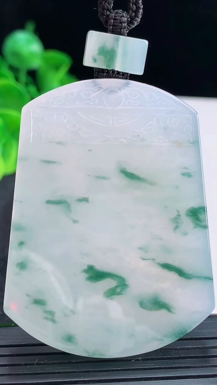 天然A货翡翠种飘花仿古无事牌吊坠尺寸56.6-42.8-6.6重量:51.98g
4月15日