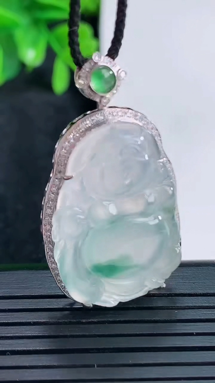 天然A货翡翠种飘花布袋佛吊坠尺寸36.6-21.1-7.6裸石29.6-18.7重量:6.55g
4月15日