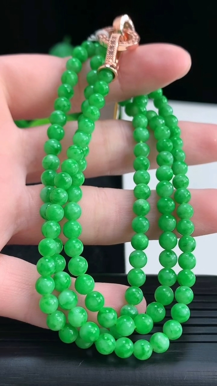天然A货翡翠圆珠项链尺寸4.4-128颗重量:21.78g
4月15日