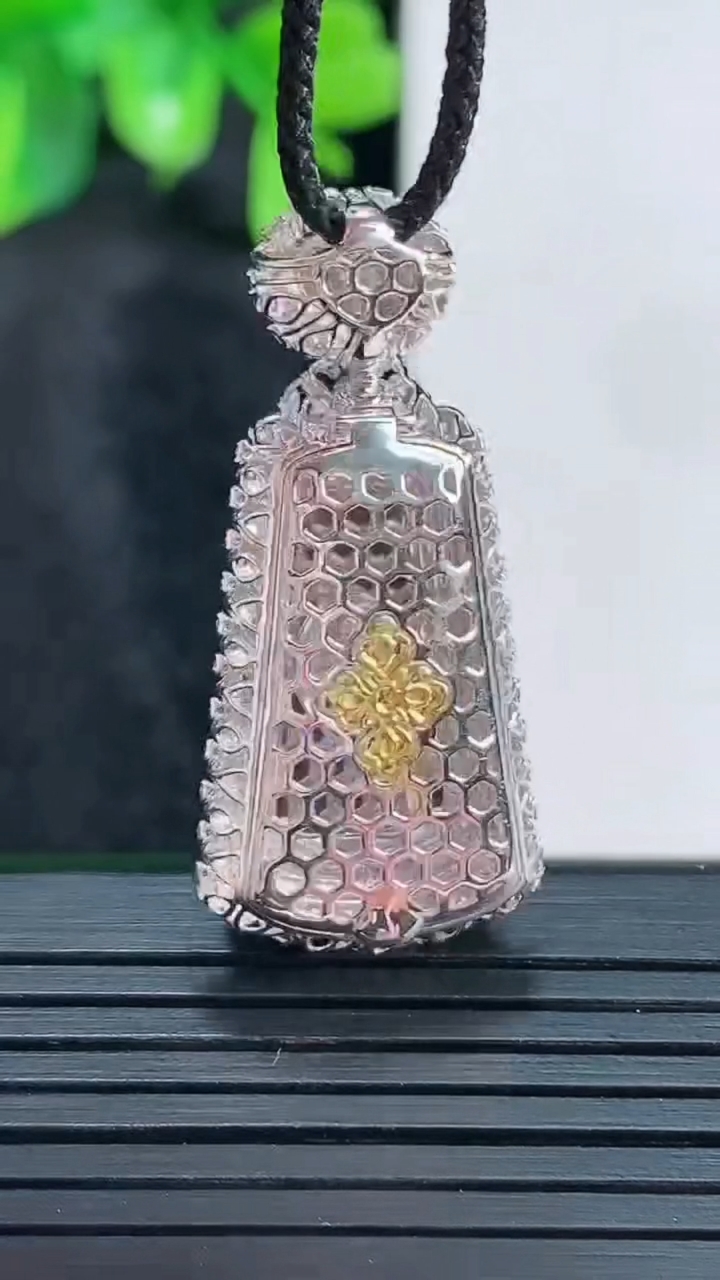 天然A货翡翠无事牌吊坠尺寸34.1-16.2-8.3裸石20.8-12.4重量:4.43g
4月15日