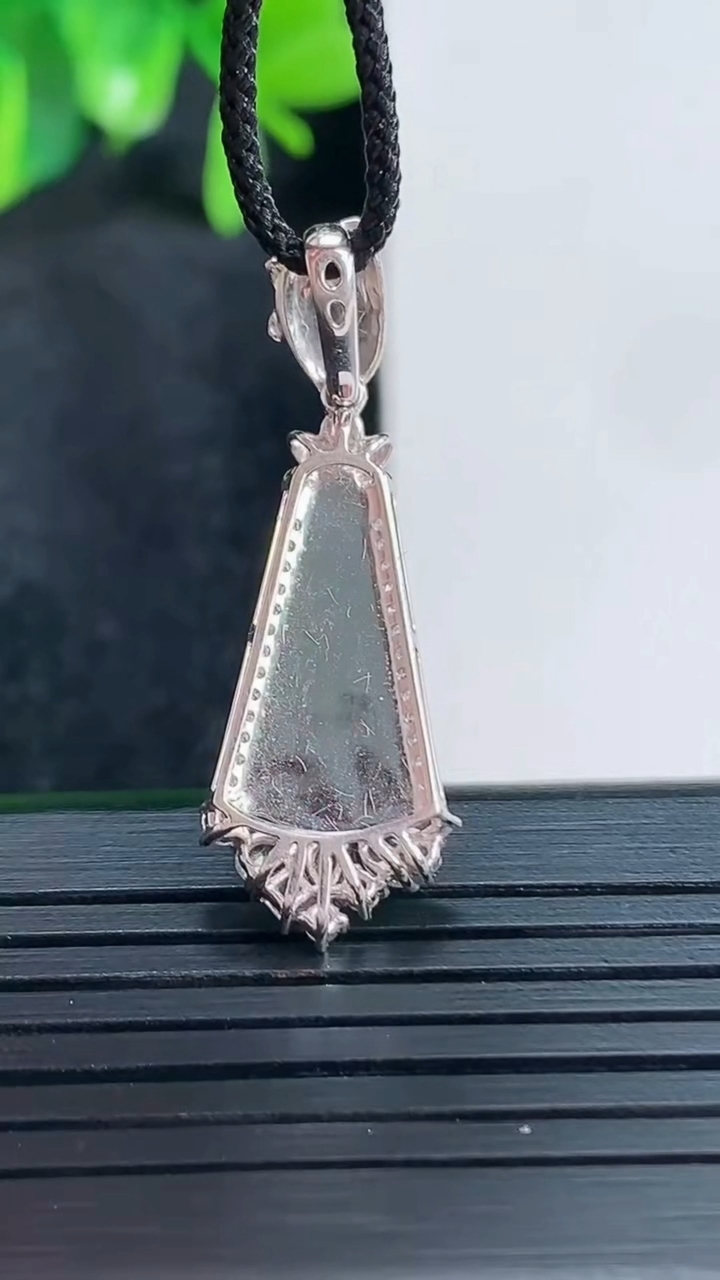 天然A货翡翠无事牌吊坠尺寸33.6-11.6-5.6裸石17-7重量:2.75g
4月15日