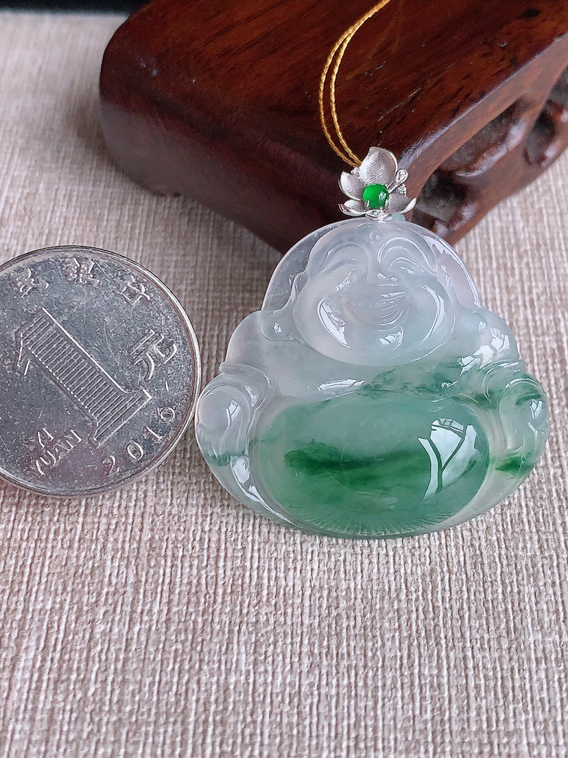 天然A货翡翠18K金扣头飘花佛公吊坠 
尺寸39-31.6-35.2-6.5mm 重量11.00g 0414