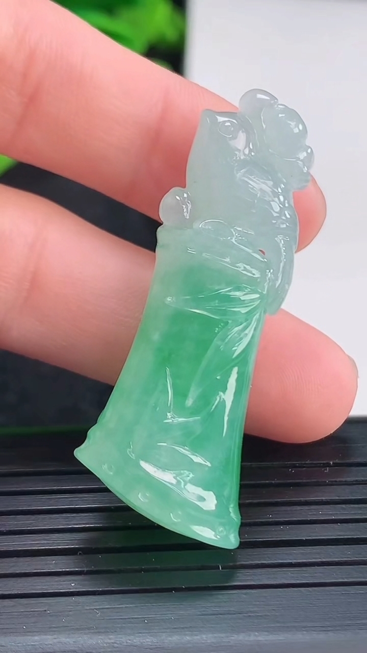 天然A货翡翠节节高升 竹节吊坠尺寸41.6-17.3-9.9重量:12.07g
4月15日