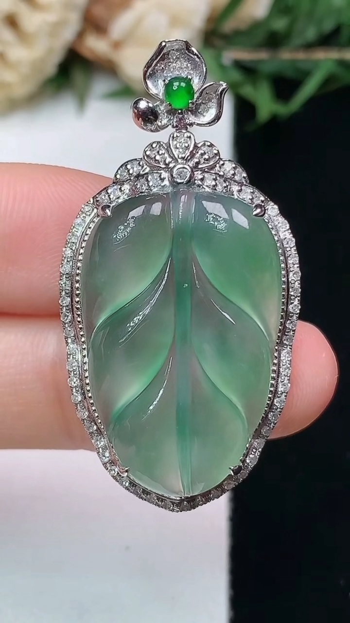 天然A货翡翠金枝玉叶 叶子吊坠，尺寸39.9-20.5-8，裸石25.5-16.7，重量:5.23g