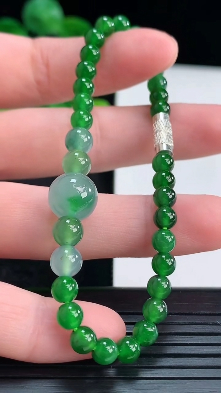 天然A货翡翠圆珠手串尺寸4.8-9.8重量:9.49g4月15日
工厂直销收藏佳品,种好水足，色泽均匀，有种有色，上手高大气！