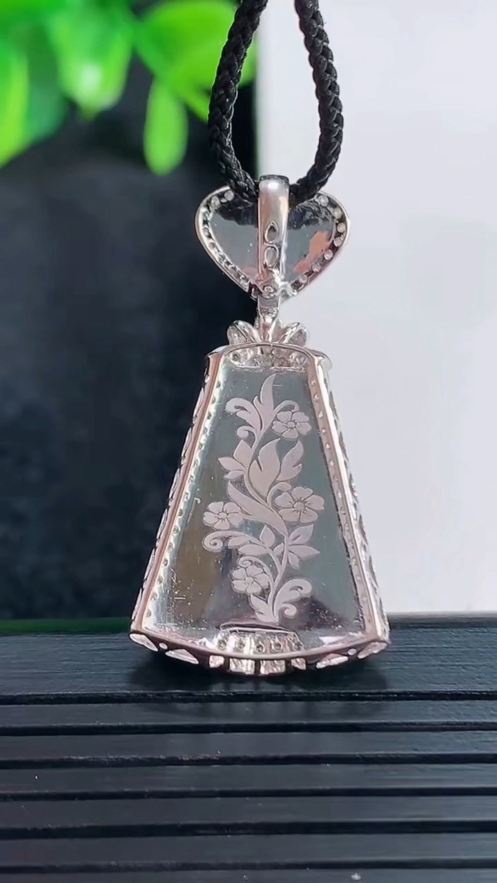 天然A货翡翠无事牌吊坠尺寸33.8-17.2-6.6裸石18.5-14.5重量:3.79g
4月15日