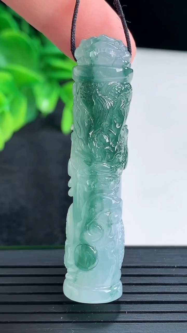 天然A货翡翠飘花龙柱吊坠尺寸53.1-11.5重量:18.25g
4月15日