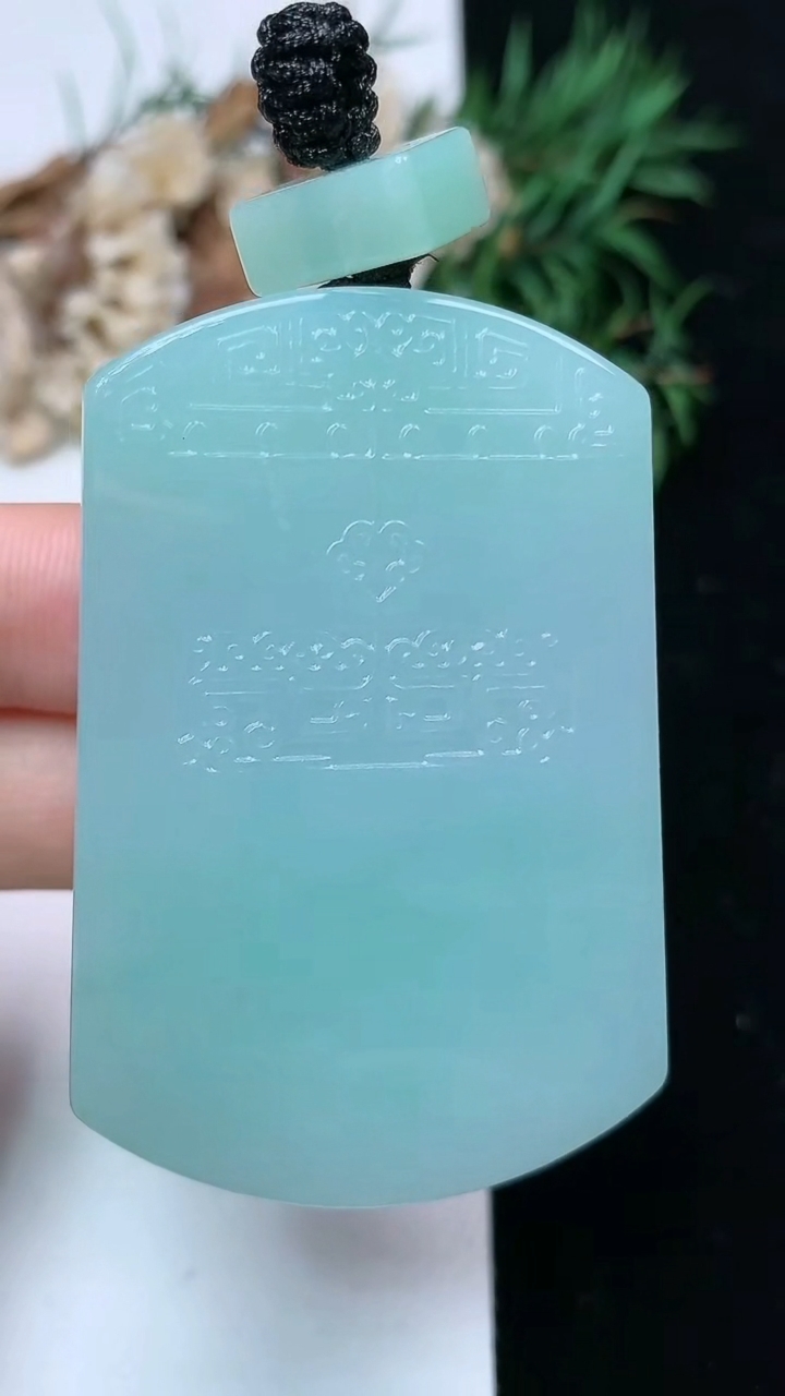 天然A货翡翠仿古无事牌吊坠，尺寸52.8-35-11.5，重量:65.26g
4月15日