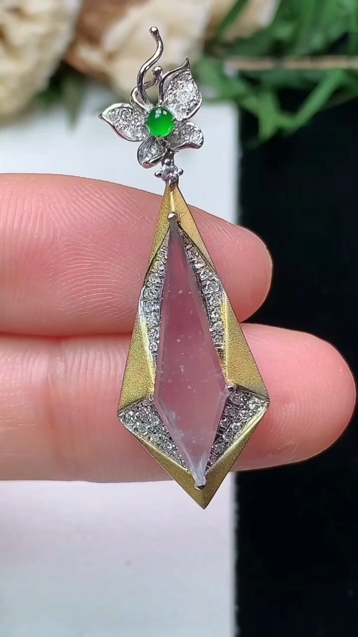 天然A货翡翠白冰随形吊坠，尺寸37-11.8-6.4，裸石20.8-5，重量:1.90g
4月15日