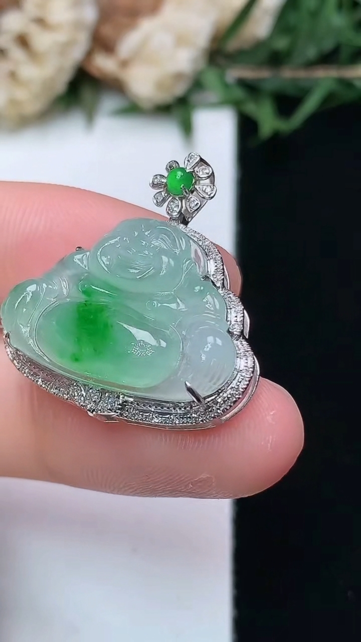 天然A货翡翠佛公吊坠，尺寸25-23.8-7.3，裸石14.4-21.9
4月15日