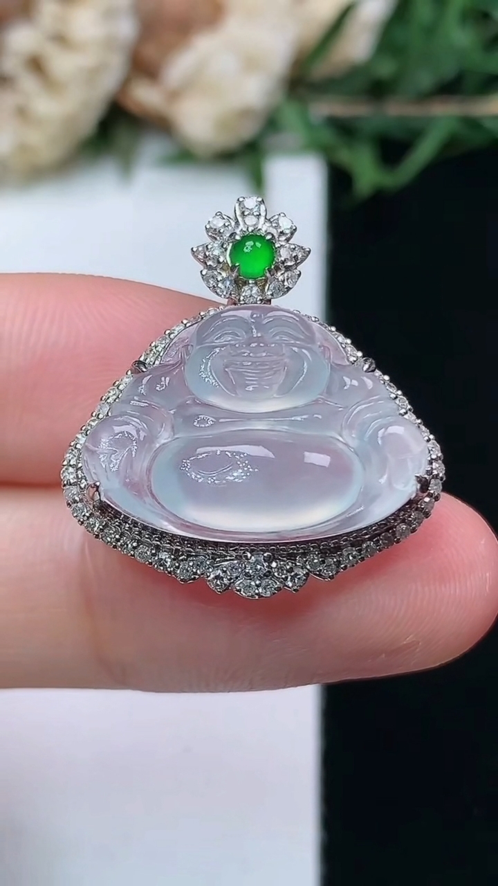 天然A货翡翠白冰佛公吊坠，尺寸24-21.9-10.3，裸石13.2-19，重量:4.02g
4月15日