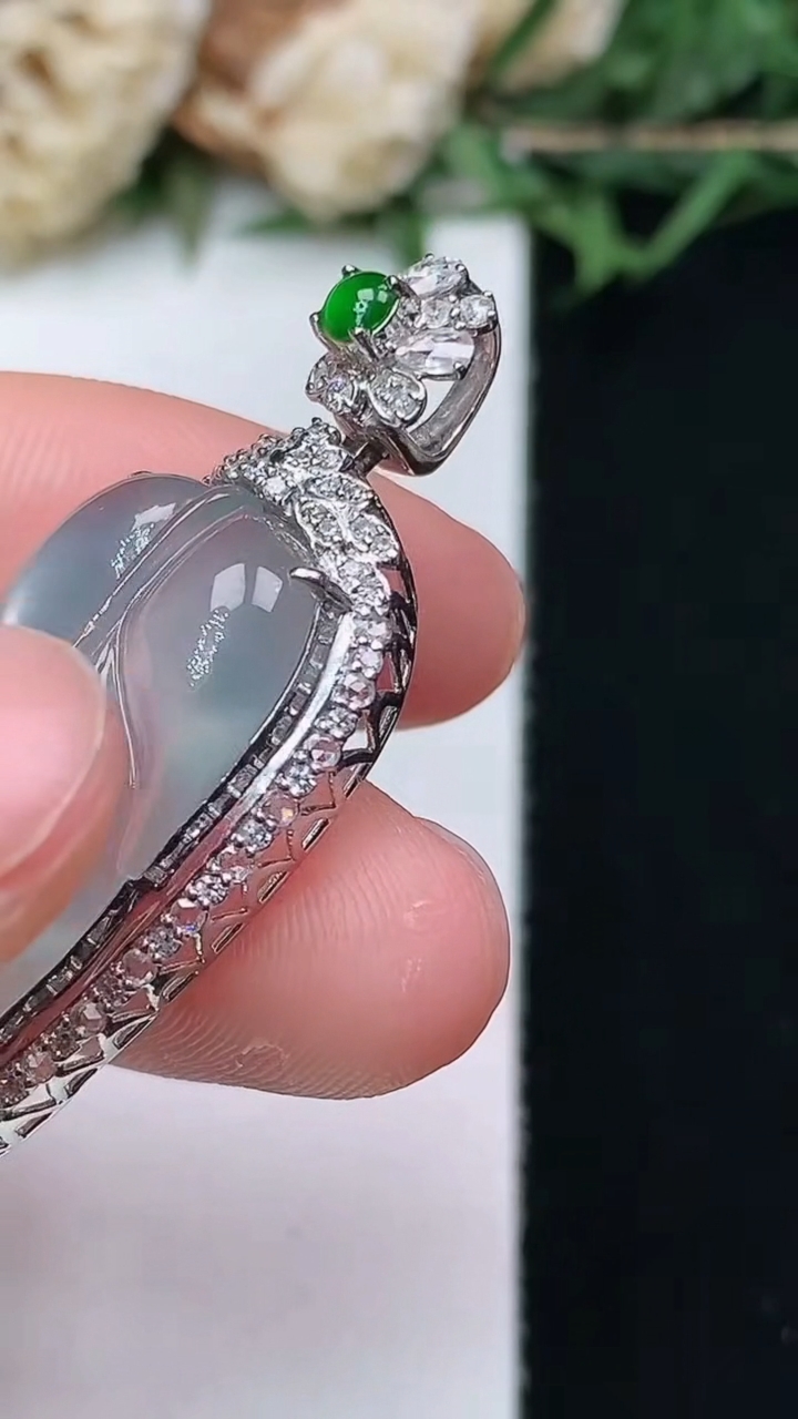 天然A货翡翠白冰金枝玉叶 叶子吊坠，尺寸38.6-16.6-8.6，重量:4.62g
4月15日