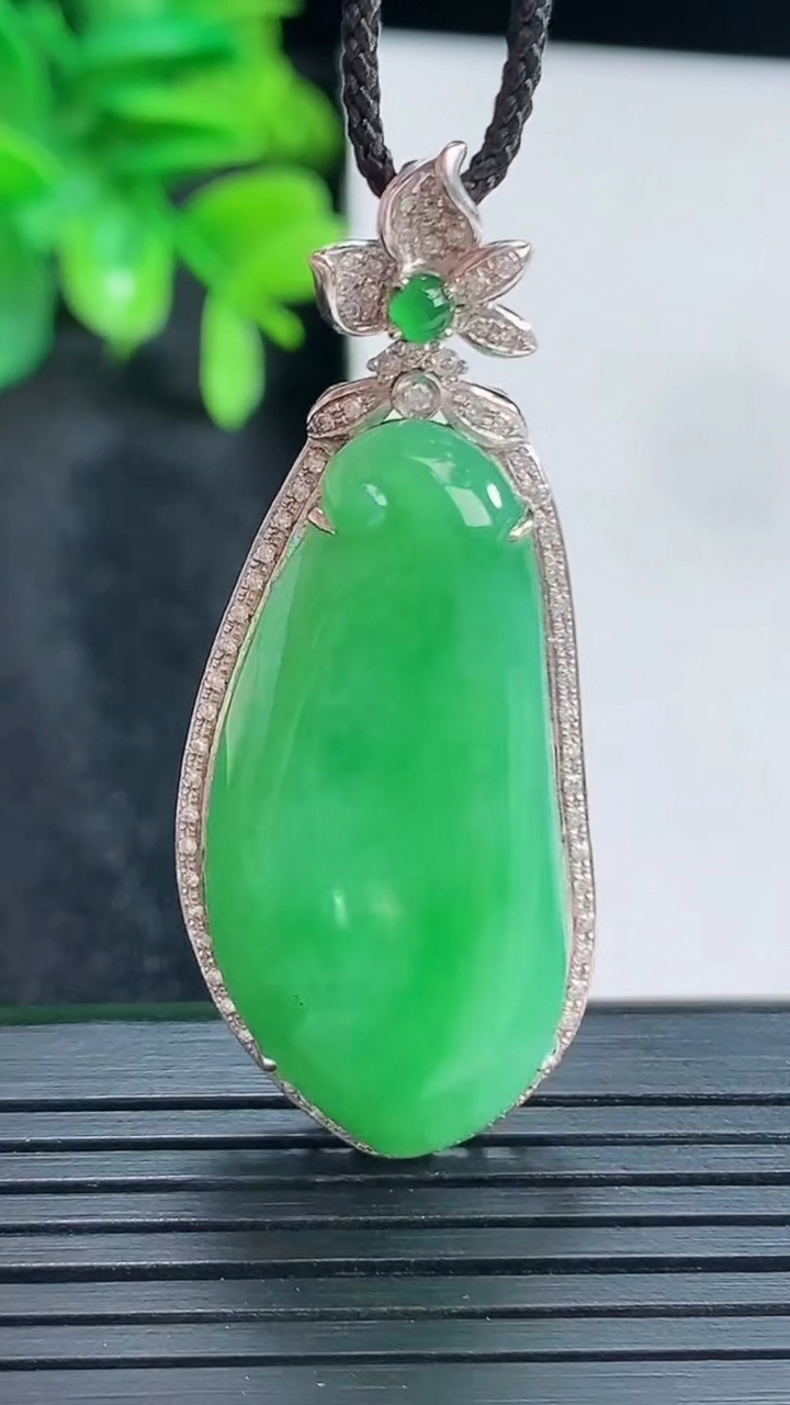 天然A货翡翠福瓜吊坠尺寸46.3-18.7-8裸石34.6-15.8重量:8.98g
4月15日