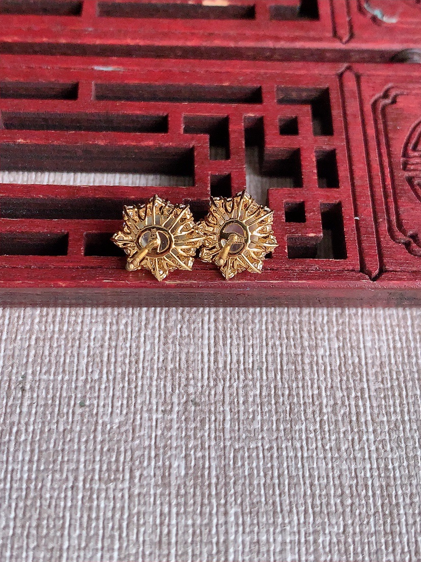 天然A货翡翠18K金伴钻镶嵌白冰白月光蛋面耳钉 
尺寸6.3-5.3mm 重量1.46g 0414