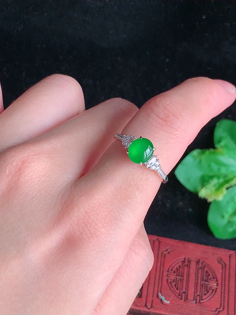 天然A货翡翠18K金伴钻镶嵌阳绿蛋面戒指 圈口17.3裸石
尺寸6.8-5.8mm 重量2.00g 0414