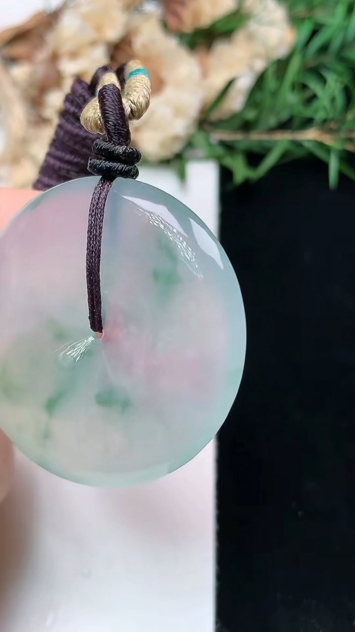 天然A货翡翠平安扣吊坠，尺寸35.9-6.2，重量:18.60g
4月15日