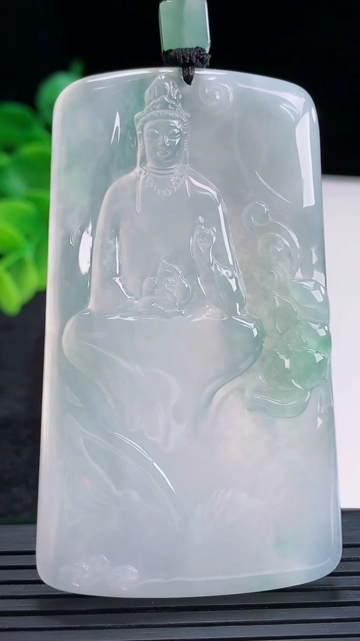 天然A货翡翠观音菩萨吊坠尺寸69.5-41-4.9重量:42.35g
4月15日