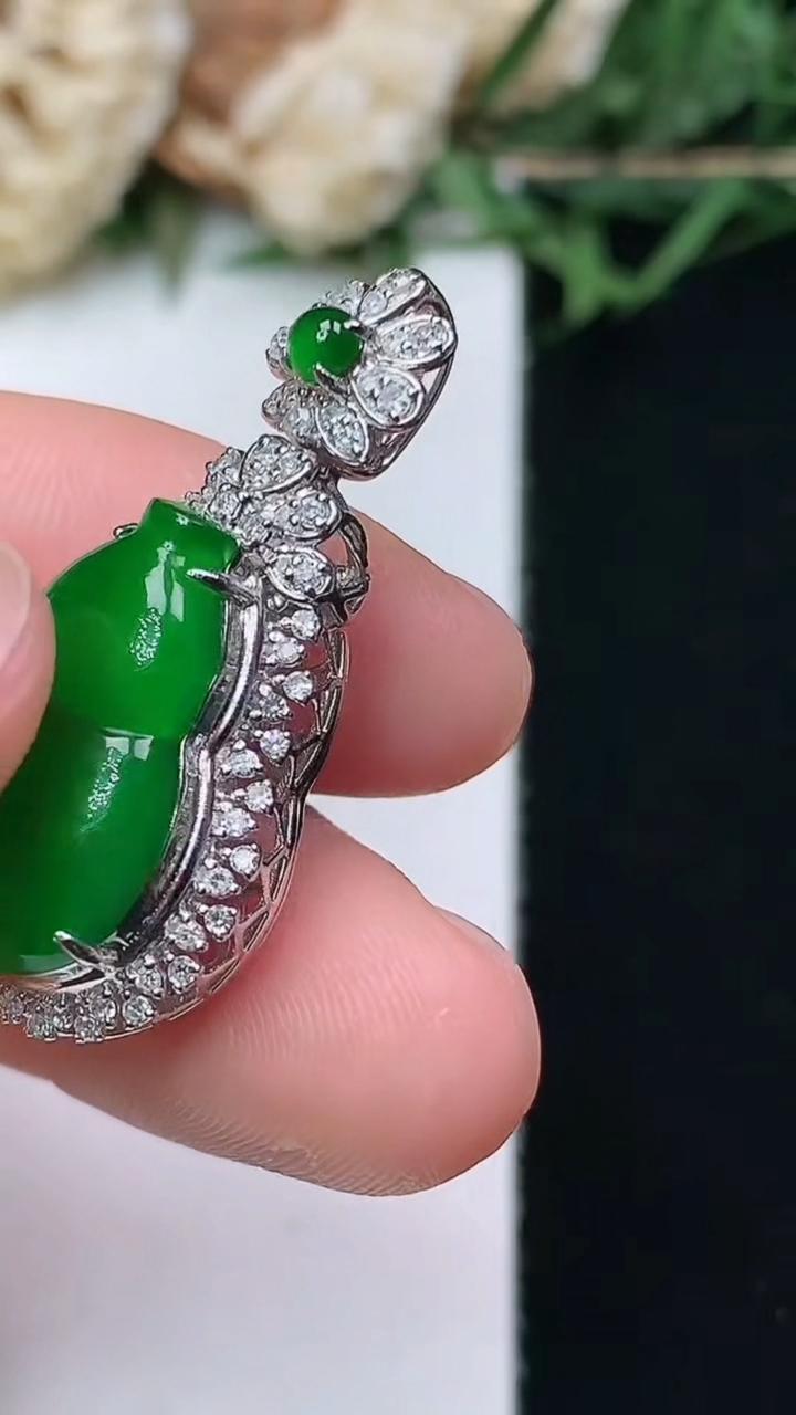 天然A货翡翠葫芦吊坠，尺寸29.8-14.5-10.6，裸石16.9-11.2，重量:3.73g
4月15日，重量:3.73g