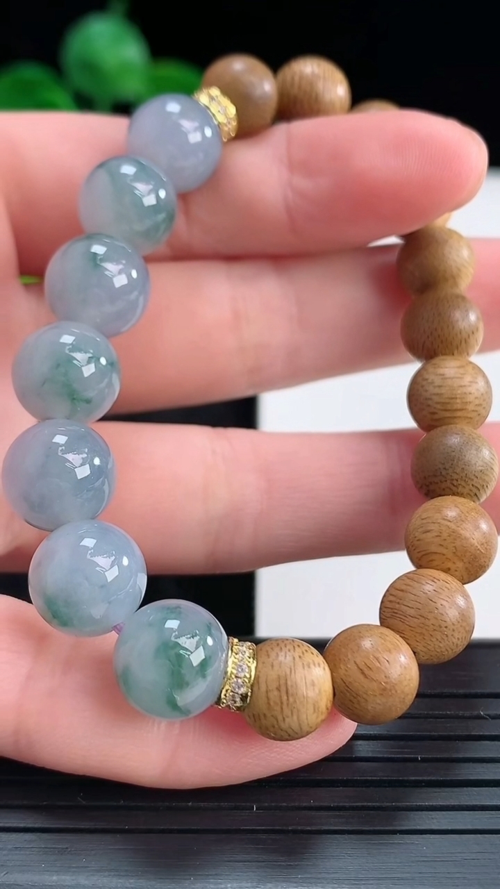 天然A货翡翠紫罗兰飘花圆珠手串尺寸9.7重量:15.01g4月15日
工厂直销收藏佳品,种好水足，色泽均匀，有种有色，上手高大气！