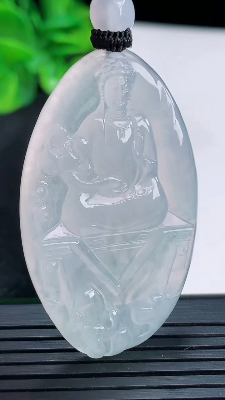 天然A货翡翠大势至菩萨吊坠尺寸50.1-31.2-4.2重量:20.83g
4月15日