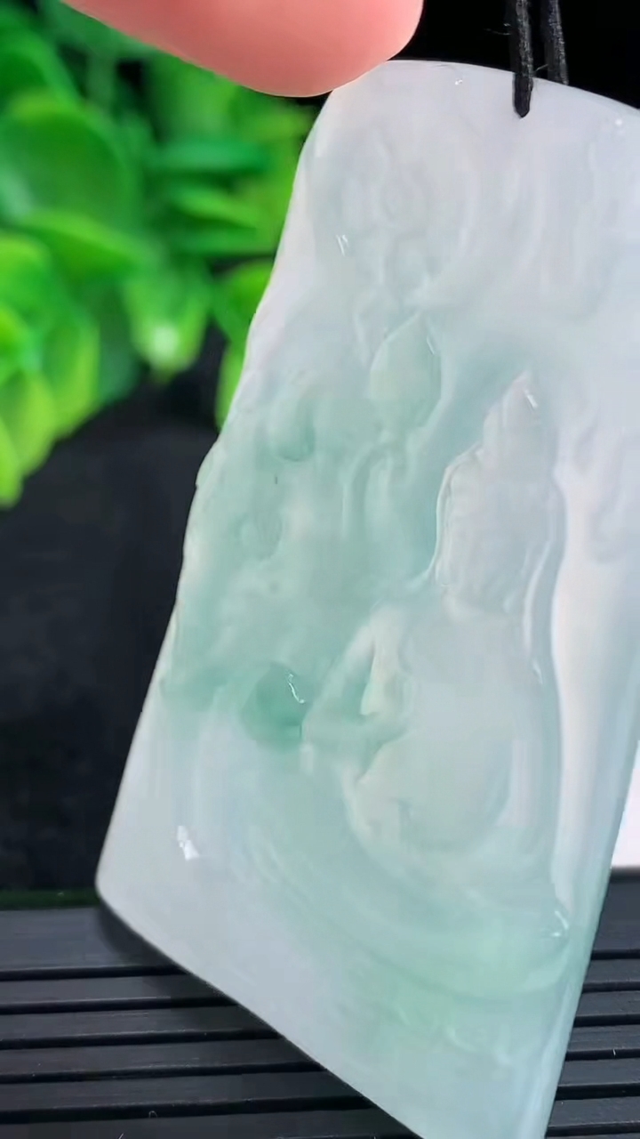 天然A货翡翠飘花观音菩萨吊坠尺寸58.1-35-4.4重量:23.43g
4月15日