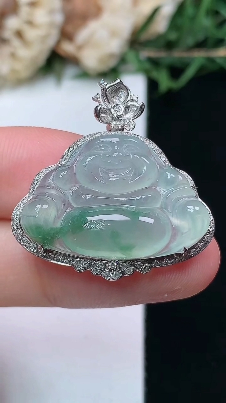 天然A货翡翠飘花佛公吊坠，尺寸27-26.7-8.6，裸石16-24.2，重量:4.72g
4月15