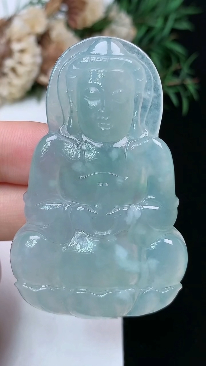 天然A货翡翠观音菩萨吊坠，尺寸56.2-35.7-6.2，重量:20.44g
4月15日