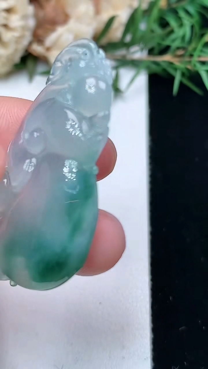 天然A货翡翠飘花如意吊坠，尺寸40.6-23.7-5.8，重量:8.59g
4月15日