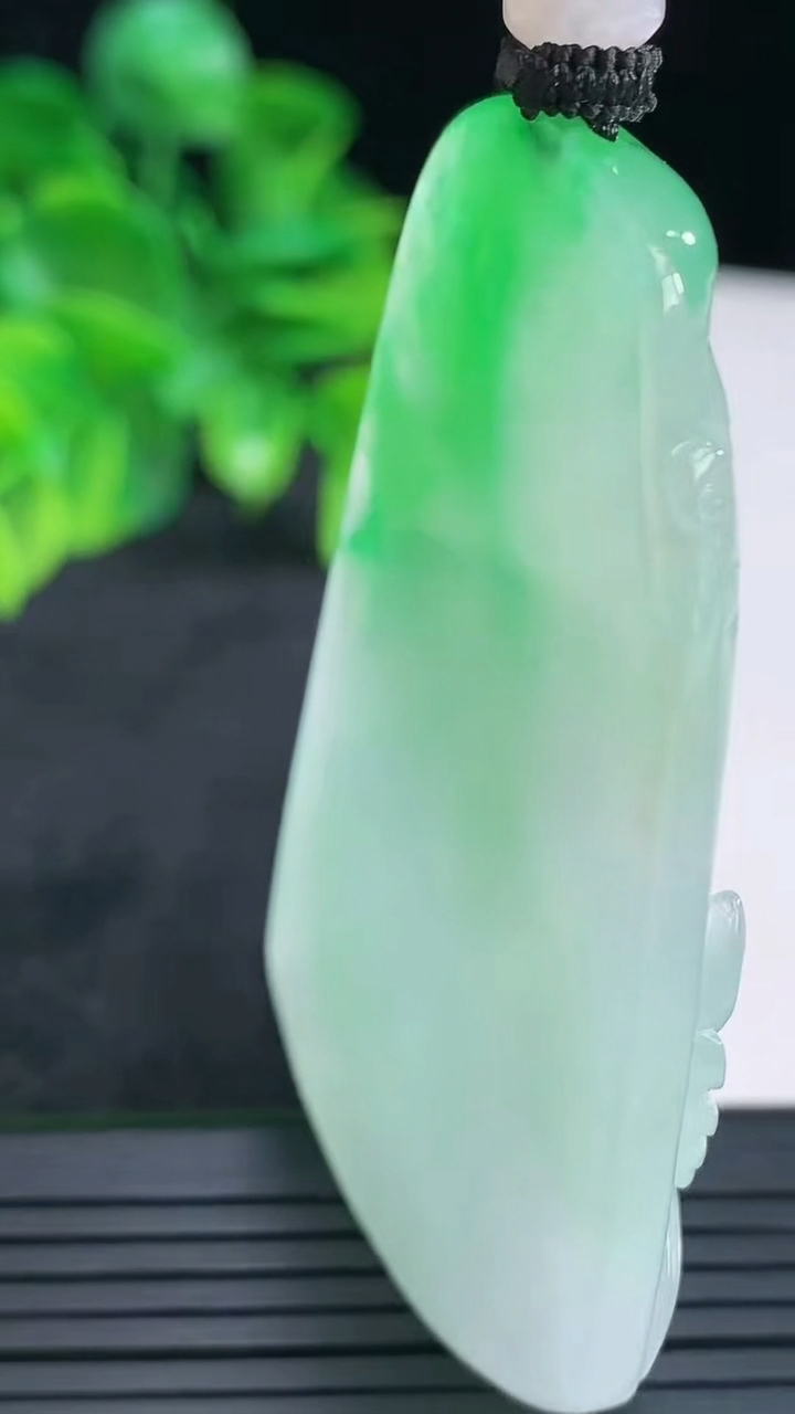 天然A货翡翠鸟语花香吊坠尺寸61.6-37.2-10.6重量:41.72g
4月15日