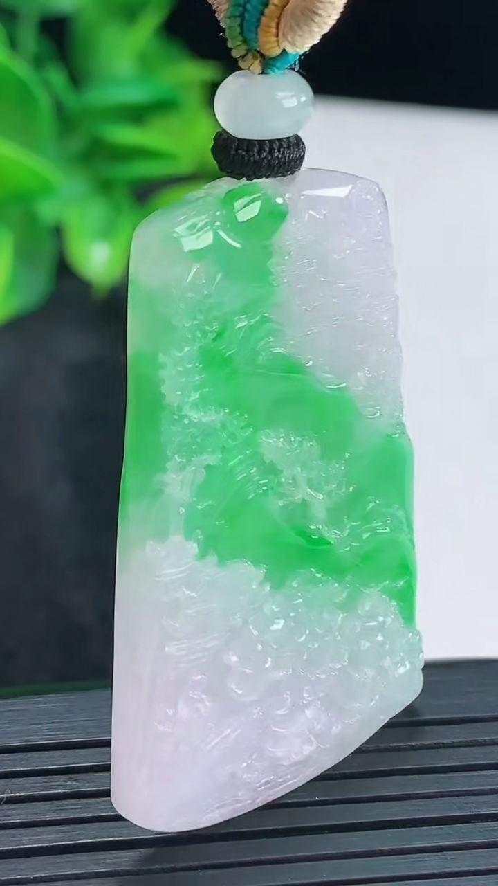 天然A货翡翠山水牌吊坠尺寸45.7-30.4-5.3重量:20.08g
4月15日